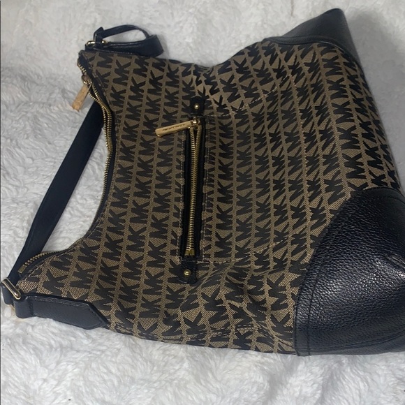 Michael Kors Black and Tan Shoulder Bag with Classic Design - Picture 4 of 14